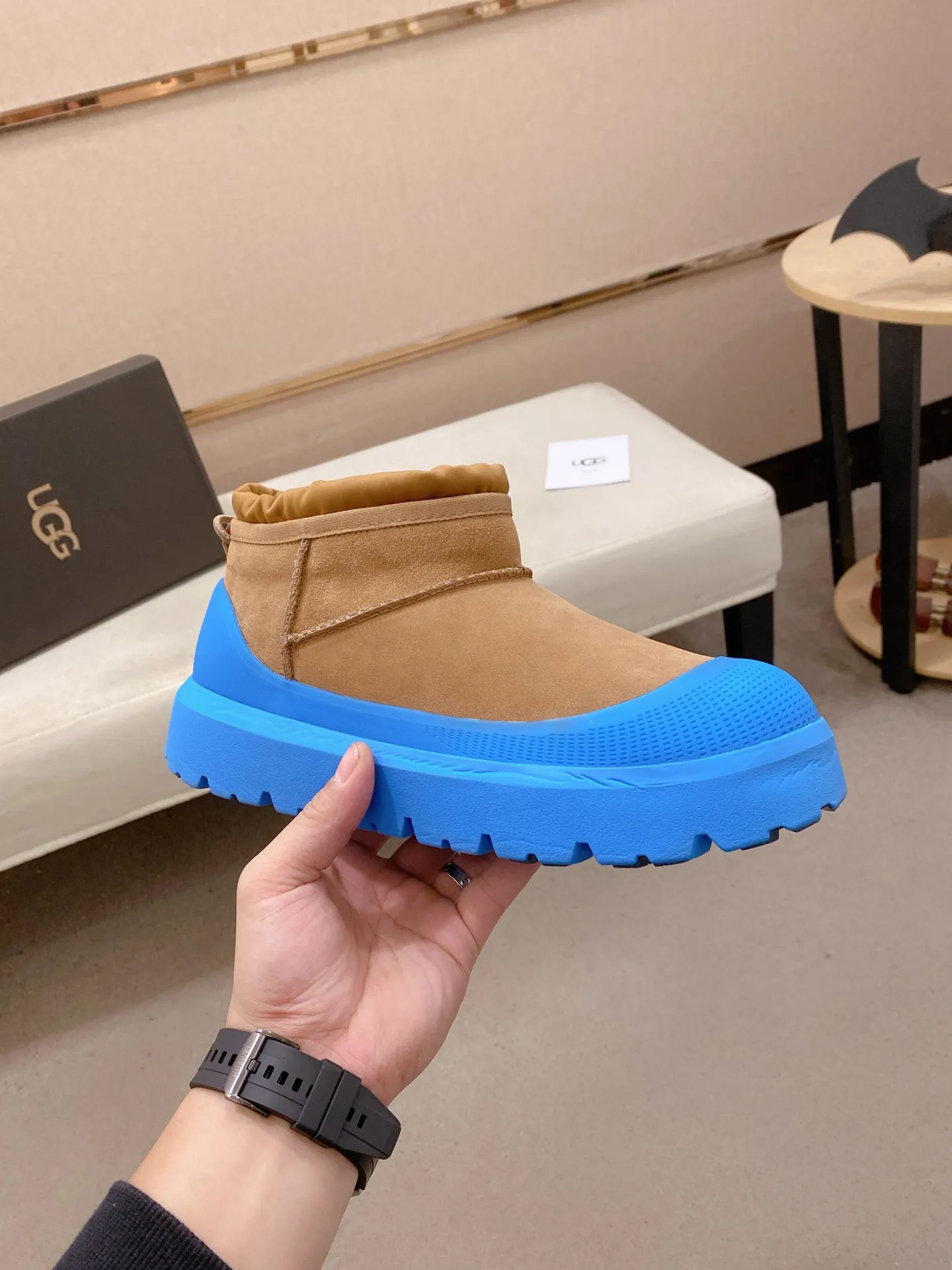 Factory price: 500💰Couple model💏 Same style as Wang Yibo, North American men's shoes Ugg ☃️In the special sale of new high-quality men's shoes snow boots in autumn and winter, the nemesis of extreme cold weather! Made of cowhide leather, merino wool lining, and original outsole, whether driving, outdoor or daily wear, there is always one that suits you! Male and female size: 35-46.